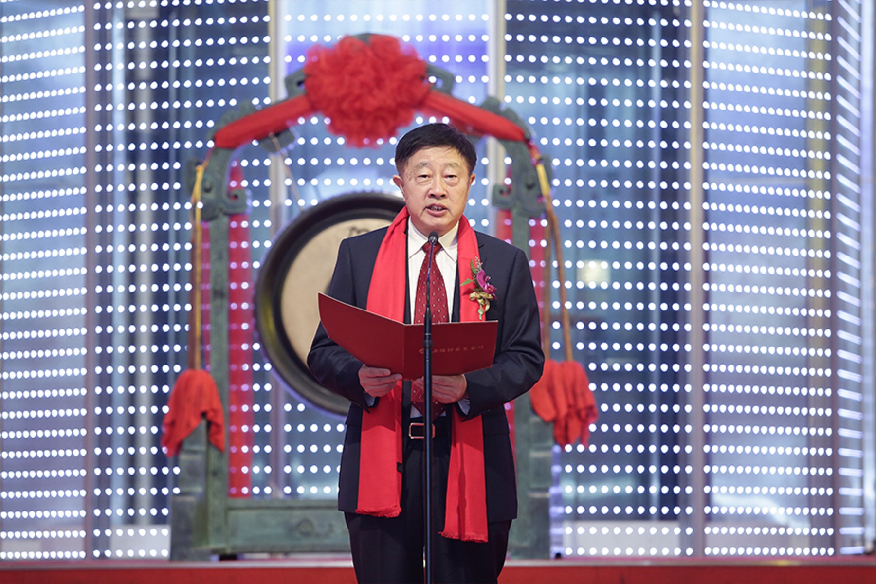 江苏无锡一匹藏市“大黑马”：69岁IPO敲钟，执掌449.44亿帝国