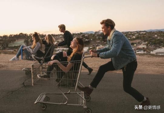 当女人有这些举动说明已经爱上你,女人用这3种方式对待你