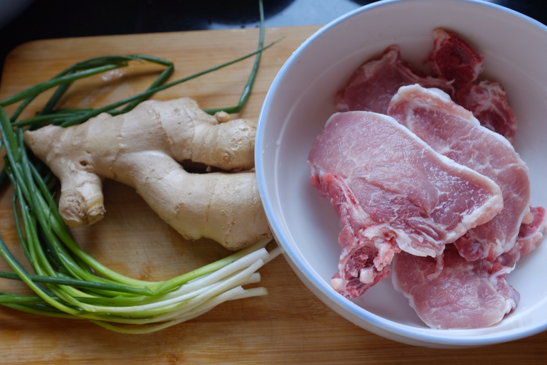 猪大排这样做嫩而不柴，酱香味浓郁，百吃不厌