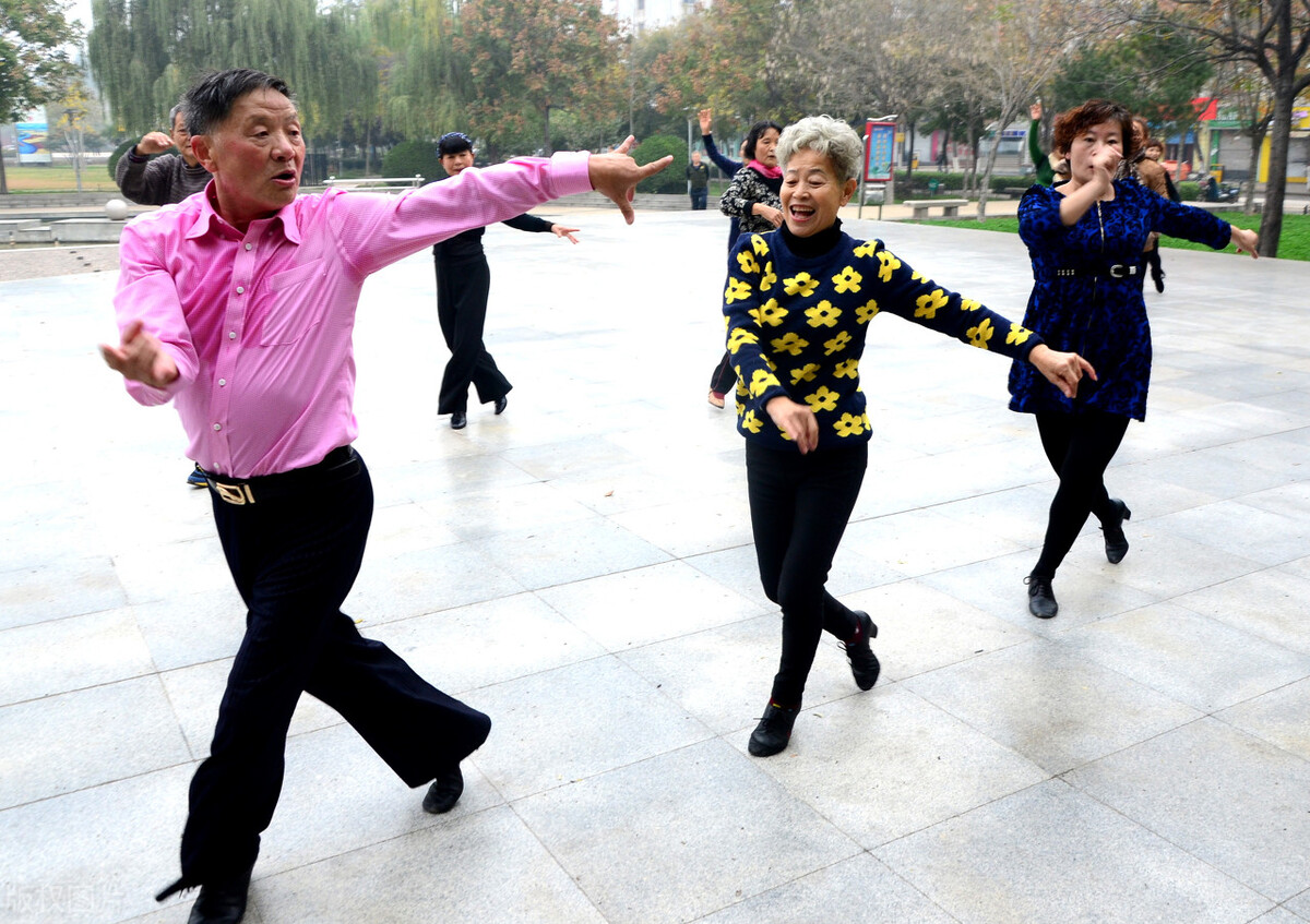62岁老年人跳的广场舞蹈,退休老人该不该去跳广场舞