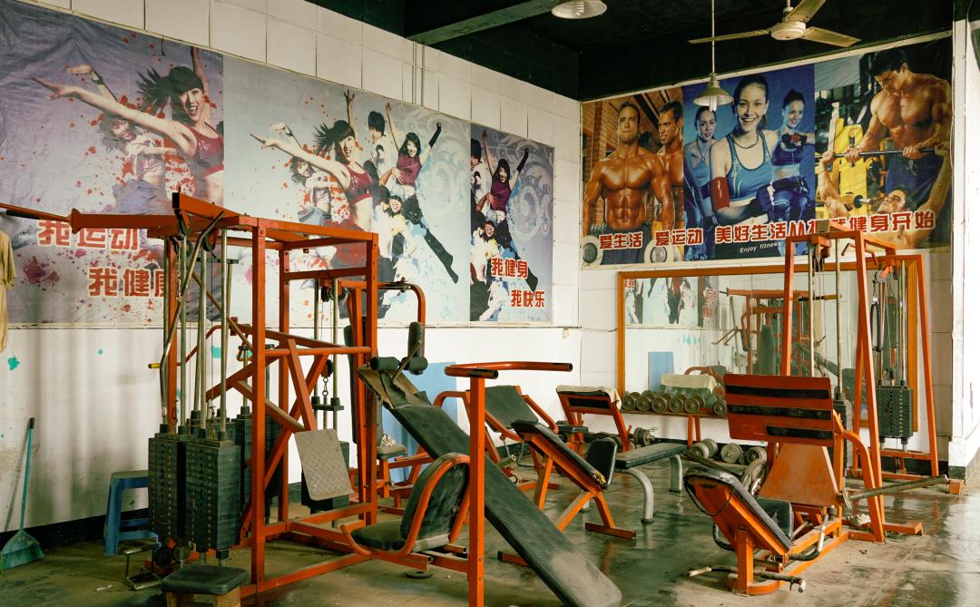 东北大妞拍废墟,东北大妞年轻照片