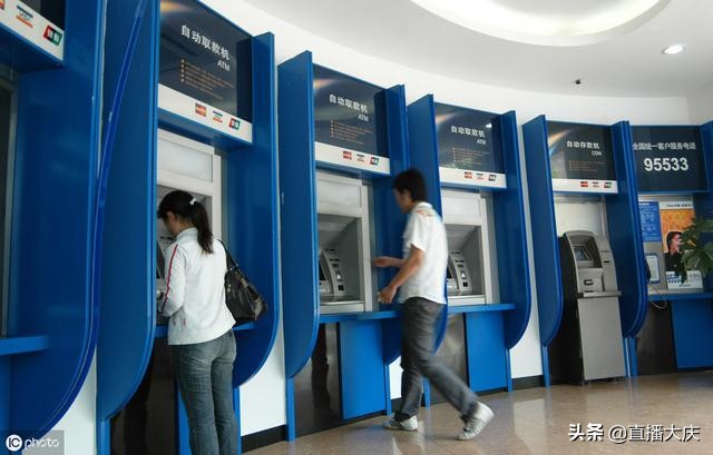 银行卡被吞下去怎么处理,银行卡被吞卡了怎么拿回来