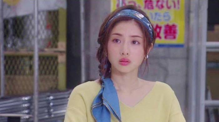 女生如何扎发带更时尚,用一条发带变造型