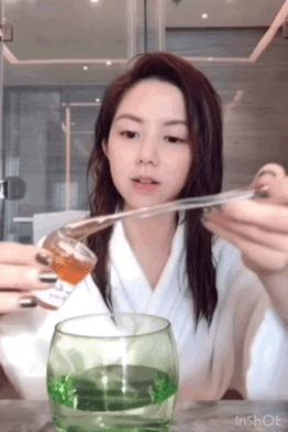 李小冉皮肤嫩白,李小冉肌肤白到发光