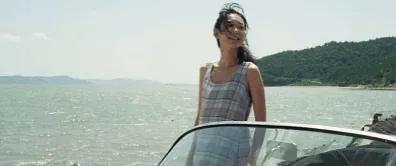 女子为艺术献身全裸出镜，身材火热