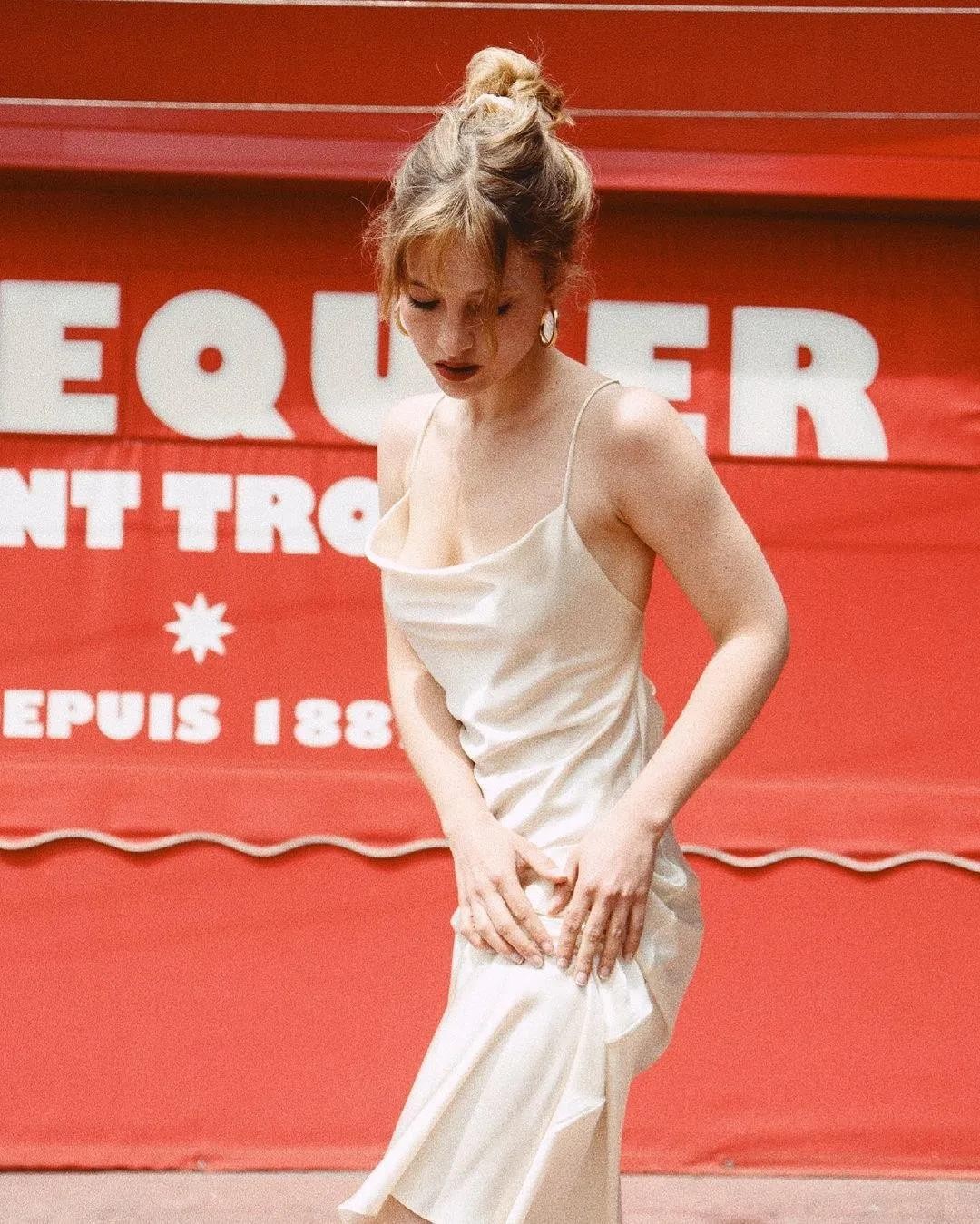 黑色衣服这么穿才有气场,黑色大摆半身裙怎么搭配上衣高级