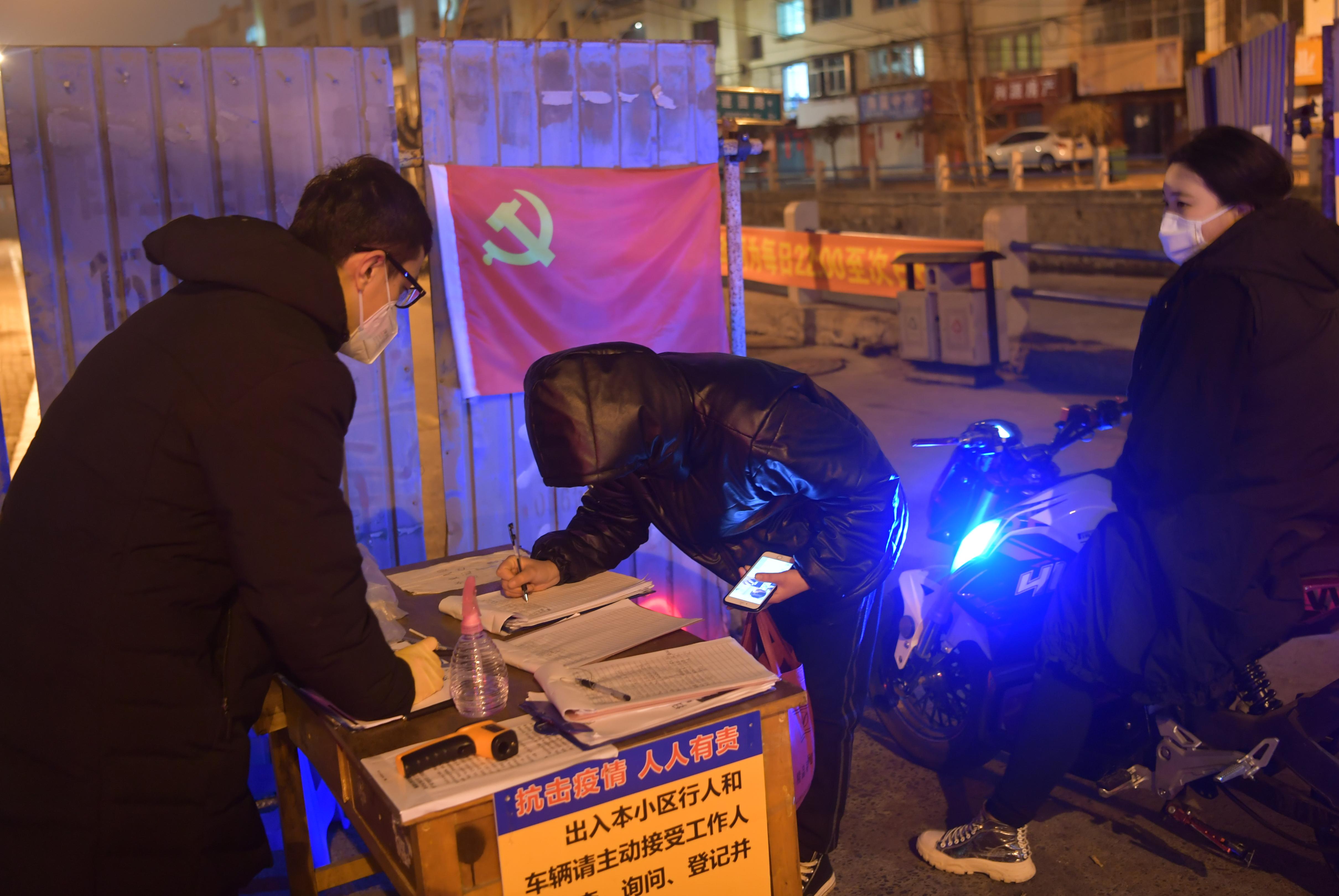 疫情防控不松懈他们在行动,新冠肺炎疫情我们一直在坚守