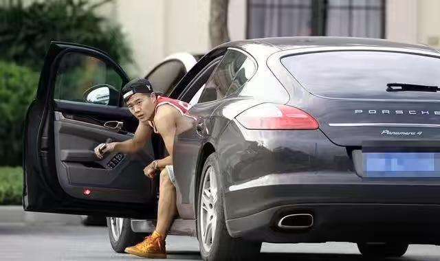 汗颜!男足年薪千万,女足主力却在论坛收二手球鞋