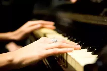 钢琴触键方式对于音色表现的影响,钢琴演奏的触键技巧与音色效果