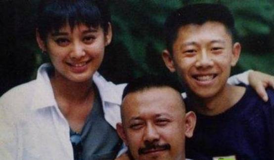 陈国军刘晓庆姜文三人照片,陈国军找姜文谈话