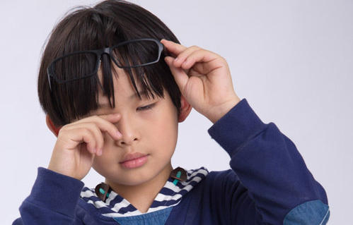 孩子眼睛突然看不清了如何矫正,出生就近视的小孩能矫正吗