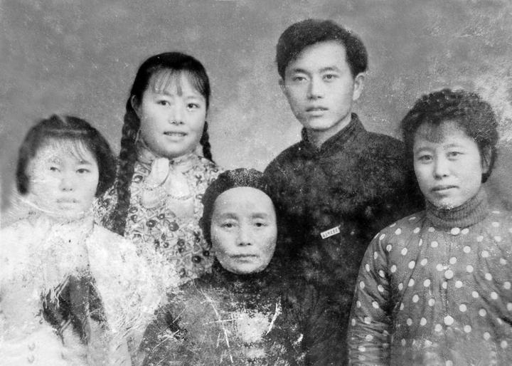 中国江苏知名教授易耀秋力作《沉重的红盖头》出版发行