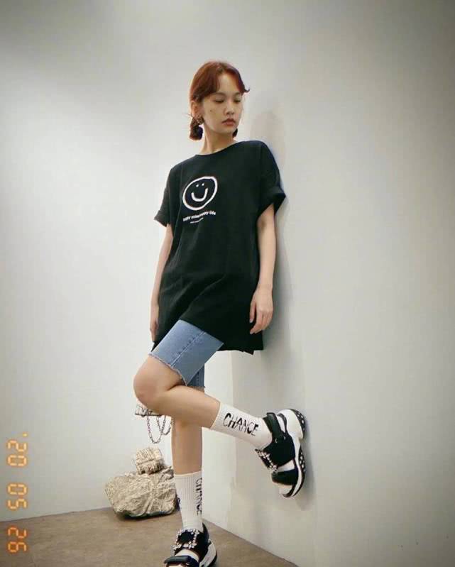 36岁杨丞琳童颜依旧！一身牛仔连体裤配泡面大波浪，减龄感十足