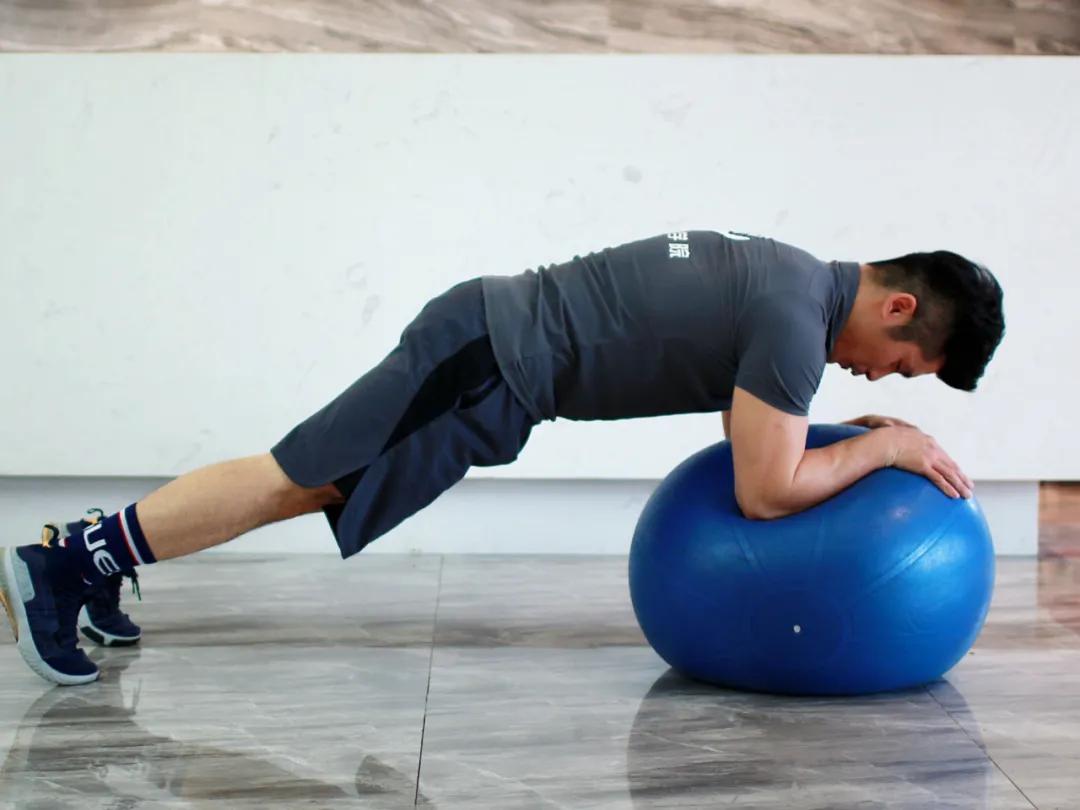 瑜伽球找平衡感,耀耀健身