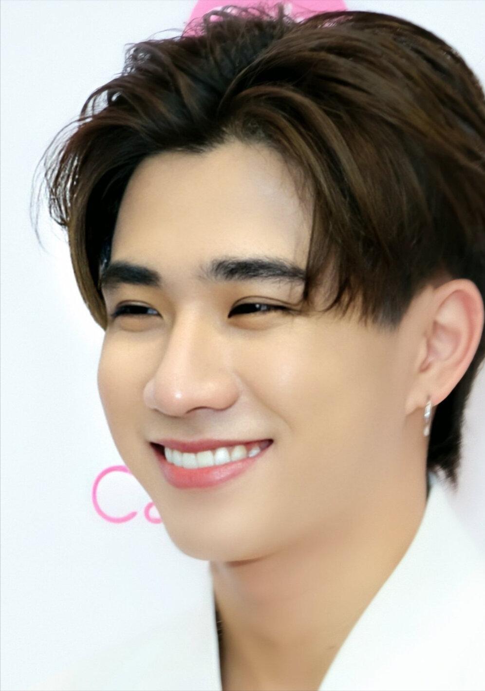 他泰让人一眼万年的外观:妞的鼻尖痣泡芙的笑眼文总的手