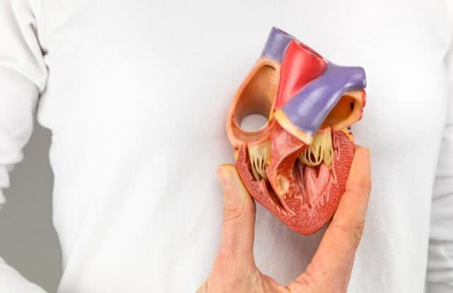 无缘无故的脚肿了怎么回事,女人35岁无缘无故脚肿了怎么回事