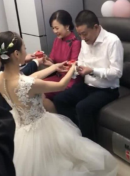 “最美旗袍妈妈”火了,好好保养吧,别到时输给亲家母!