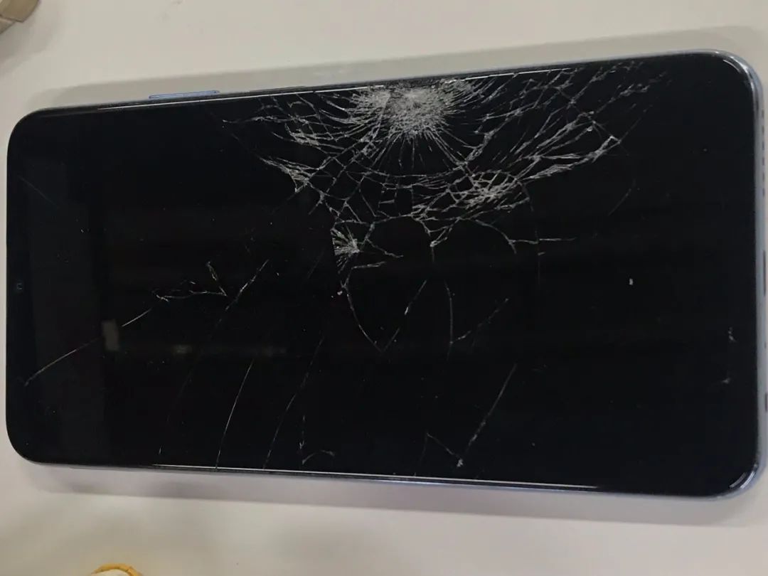 华为荣耀手机因自带贴膜“问题”用不到一月“碎屏”