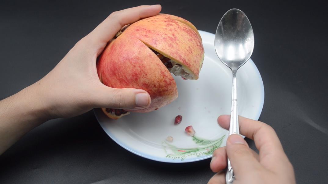 教你快速正确剥石榴的方法,剥石榴的小妙招只需要两步即可