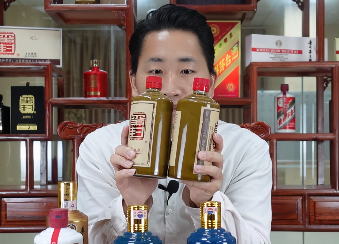 陶瓷瓶装的茅台生肖鸡一高一矮，但都是真货，陶瓷瓶是非多？