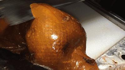 烤鸭肥而不腻回味无穷,烤鸭真好吃又酥又香