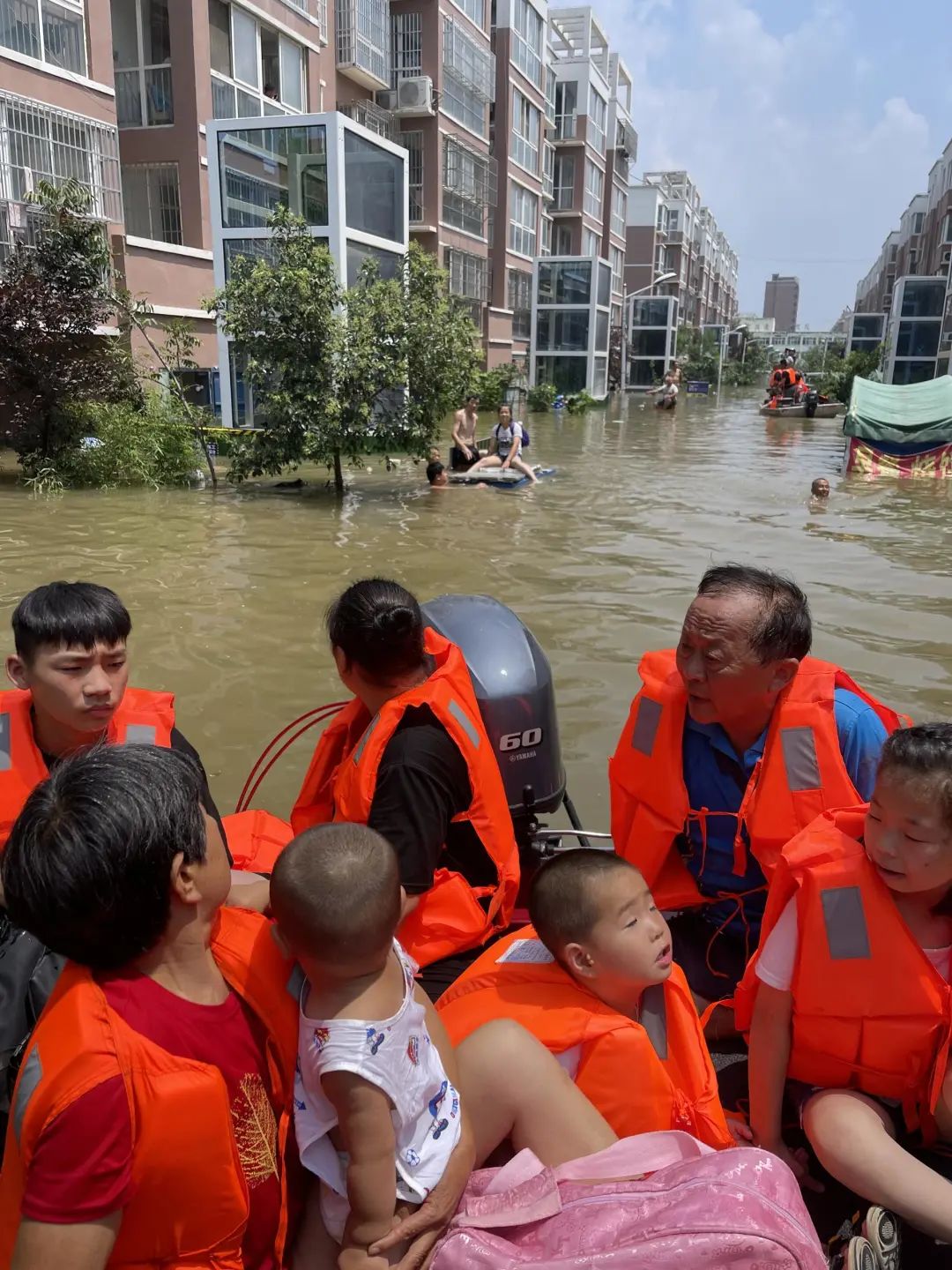 我在洪水中救人图片,洪灾到来三十多处紧急救援
