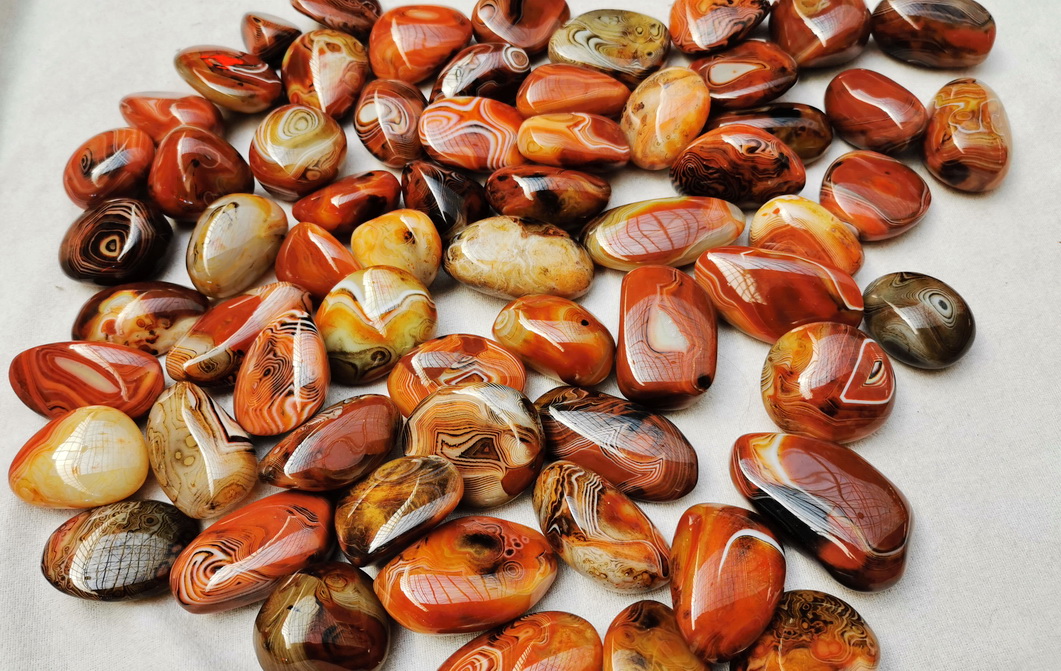 阜新缠丝玛瑙手串价格,阜新天然玛瑙红色磨砂缠丝散珠