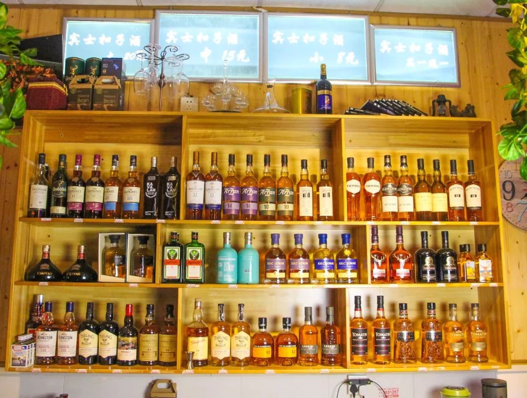 这家深藏在柳州磨滩路的扣子酒吧,扣子酒实在太好喝了