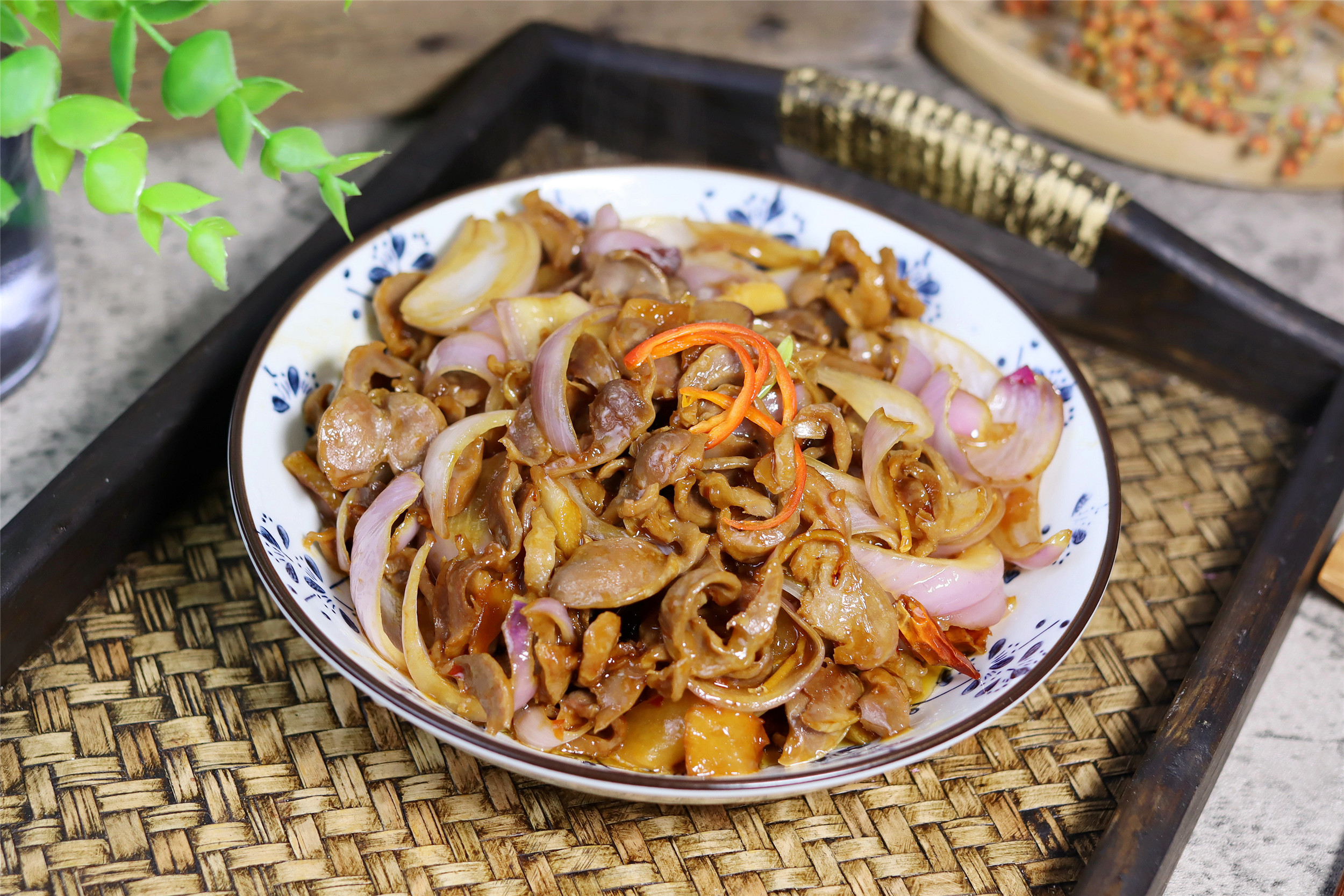 炒鸡胗放不放料酒,炒鸡胗是焯水还是不焯水