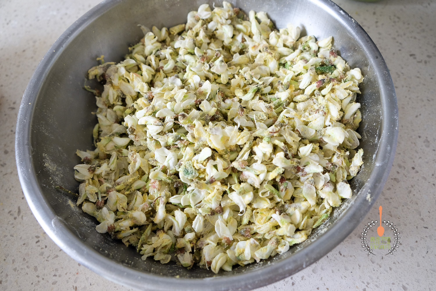 没有面粉又想吃蒸槐花的最佳吃法,蒸槐花不粘不坨有秘诀