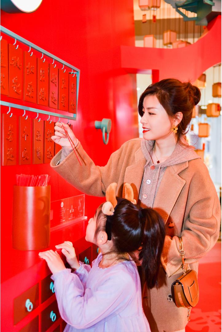 重庆IFS摩登国风灯影艺术装置灯如影爱成双揭幕