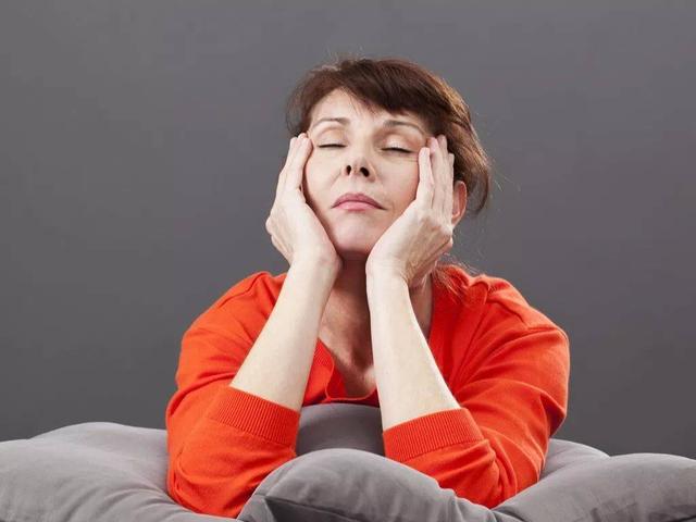 经期突然提前3天是绝经的症状吗,女人什么时候绝经属正常年龄