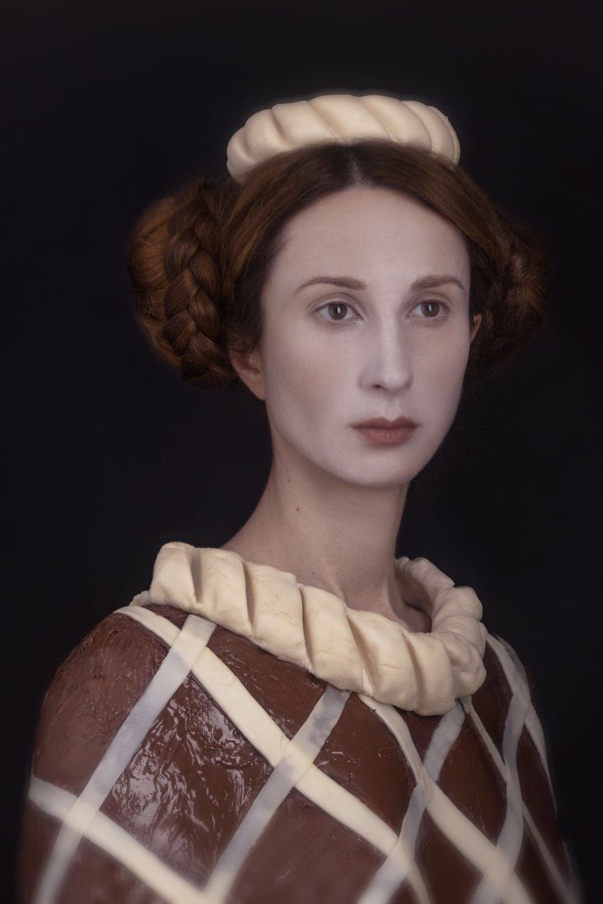 她把鱿鱼、巧克力、番茄粘到身上,拍出一组绝美的自拍写真