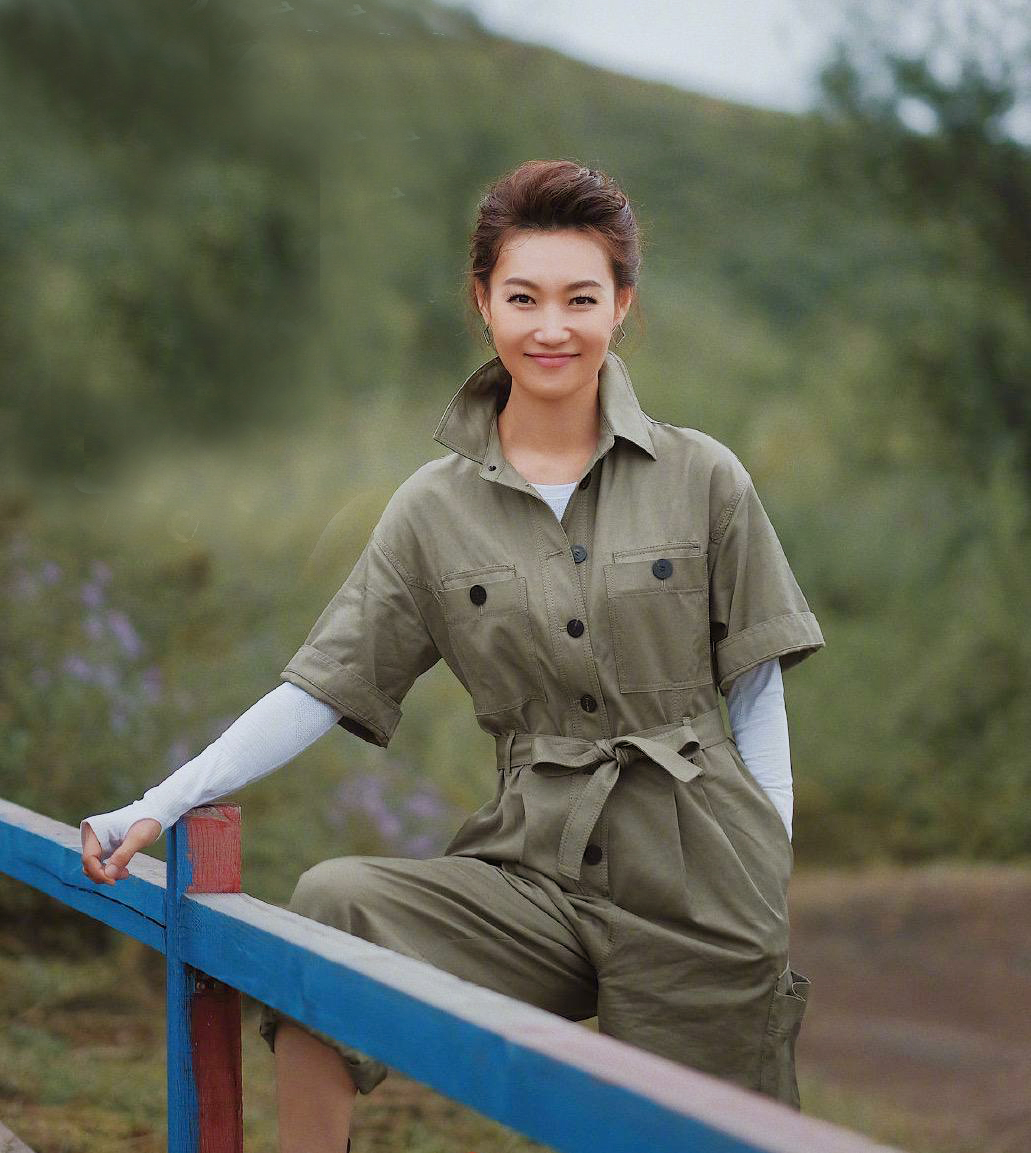 新闻联播播音员李梓萌个人简介,央视新闻主播李梓萌