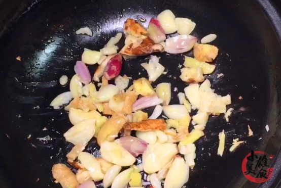 炖鸡的时候焯水以后再煮没有油了,炖鸡为啥要用开水炖