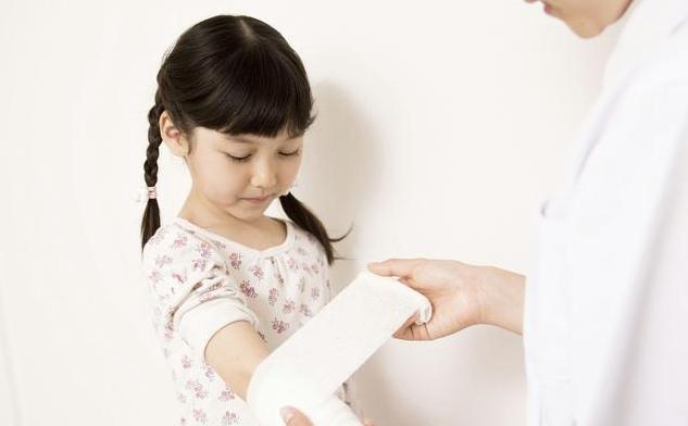 当孩子被烫伤时，用这5个步骤缓解