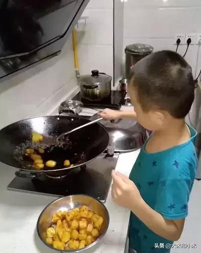 奇迹！不理人的自闭症儿子经她干预3年，变身“小暖男”