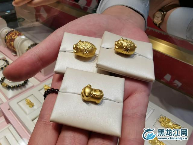 大小金猪金饰销售,猪年金饰火爆