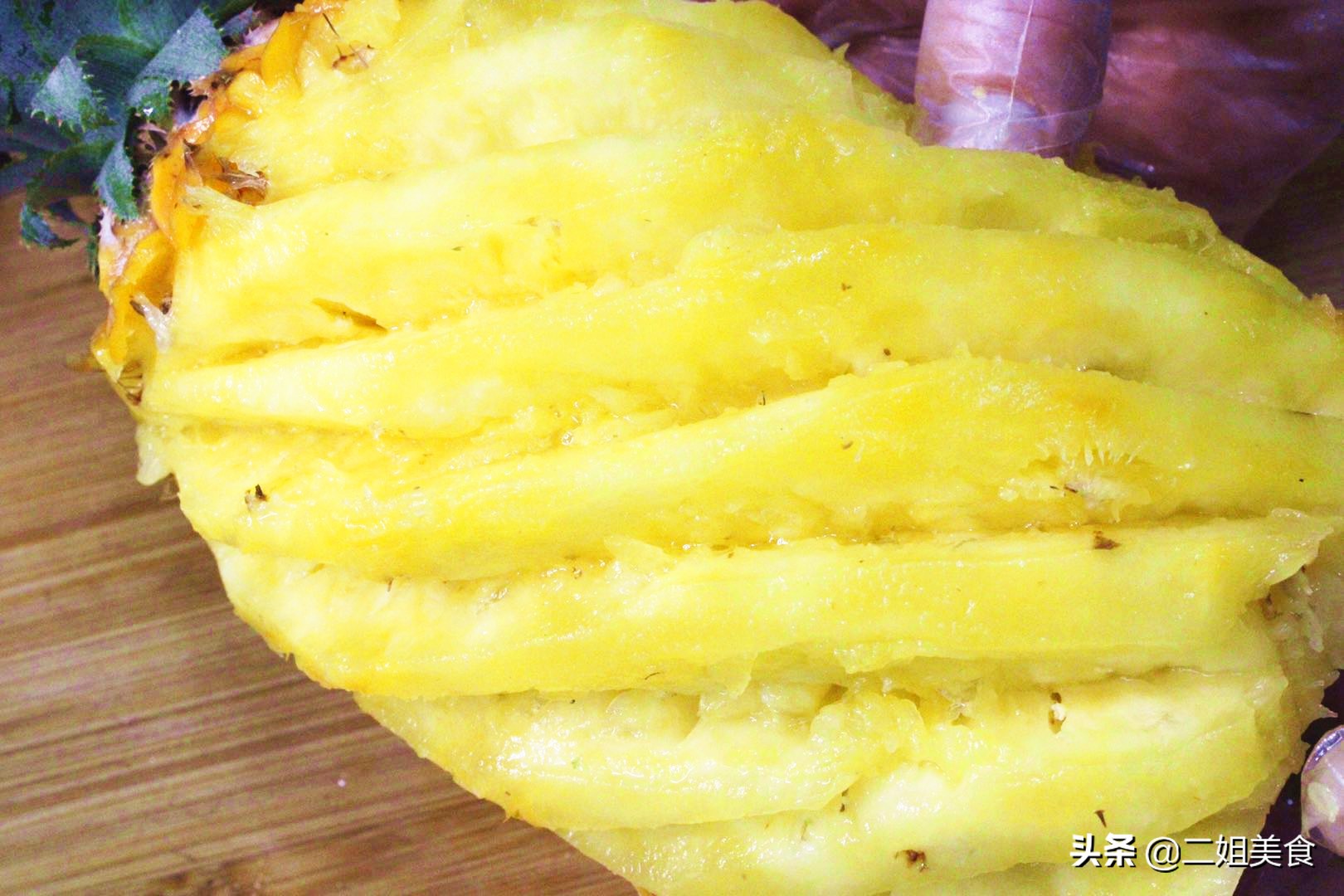 菠萝没有削皮刀的情况下怎么去皮,菠萝正确的削皮方法