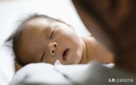 为什么宝宝半夜睡觉总是哭闹,宝宝醒着总是哭闹怎么回事