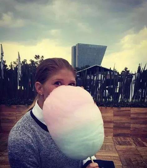 霍启刚郭晶晶带着孩子去赚零花钱,霍启刚晒儿女擦车