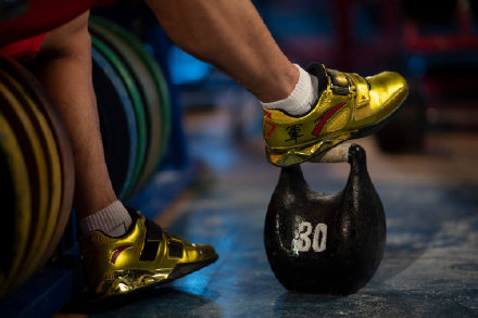 吕小军举重鞋和安踏举重鞋区别,安踏在国外健身圈被吕小军带火了