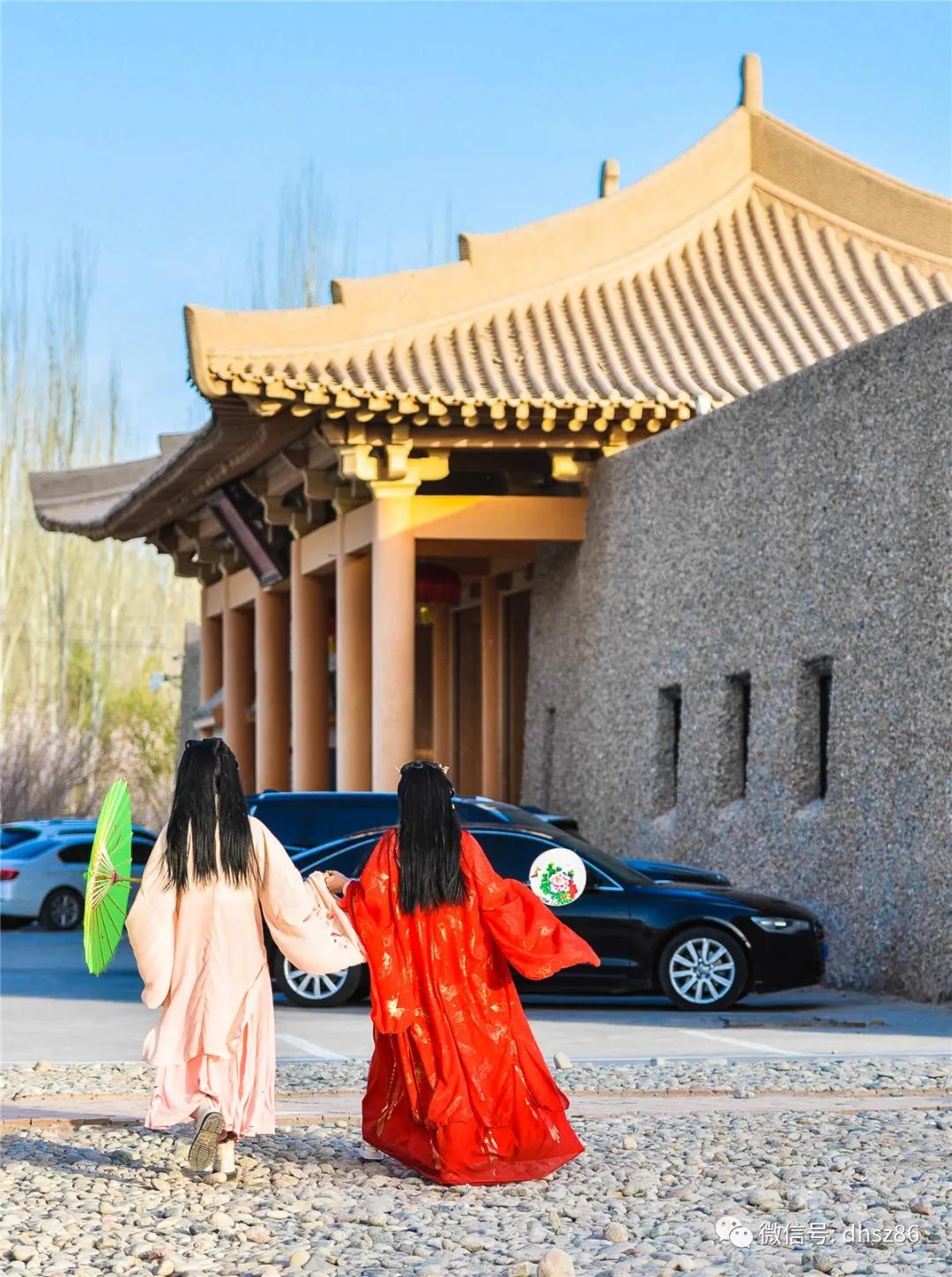 敦煌鸣沙山下百花争艳,甘肃敦煌鸣沙山下杏花枝头春意闹