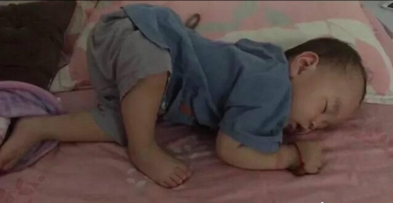 宝宝睡觉360旋转,婴儿晚上睡觉360度旋转