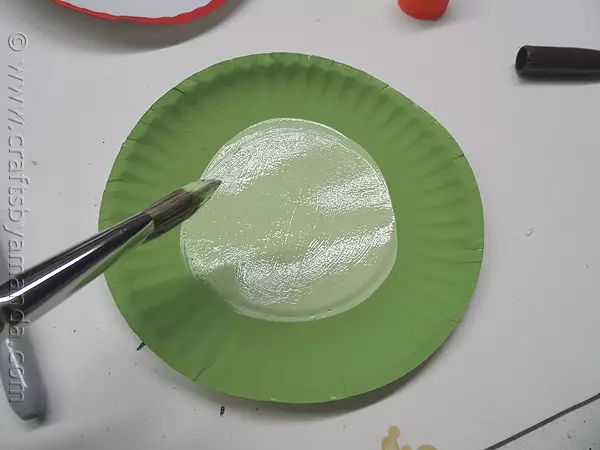 彩色一次性纸盘手工制作幼儿园,蛋糕盘子创意手工彩泥池塘