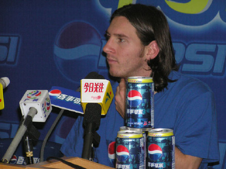 梅西被卡卡球迷骂过吗视频,球迷骂梅西完整视频