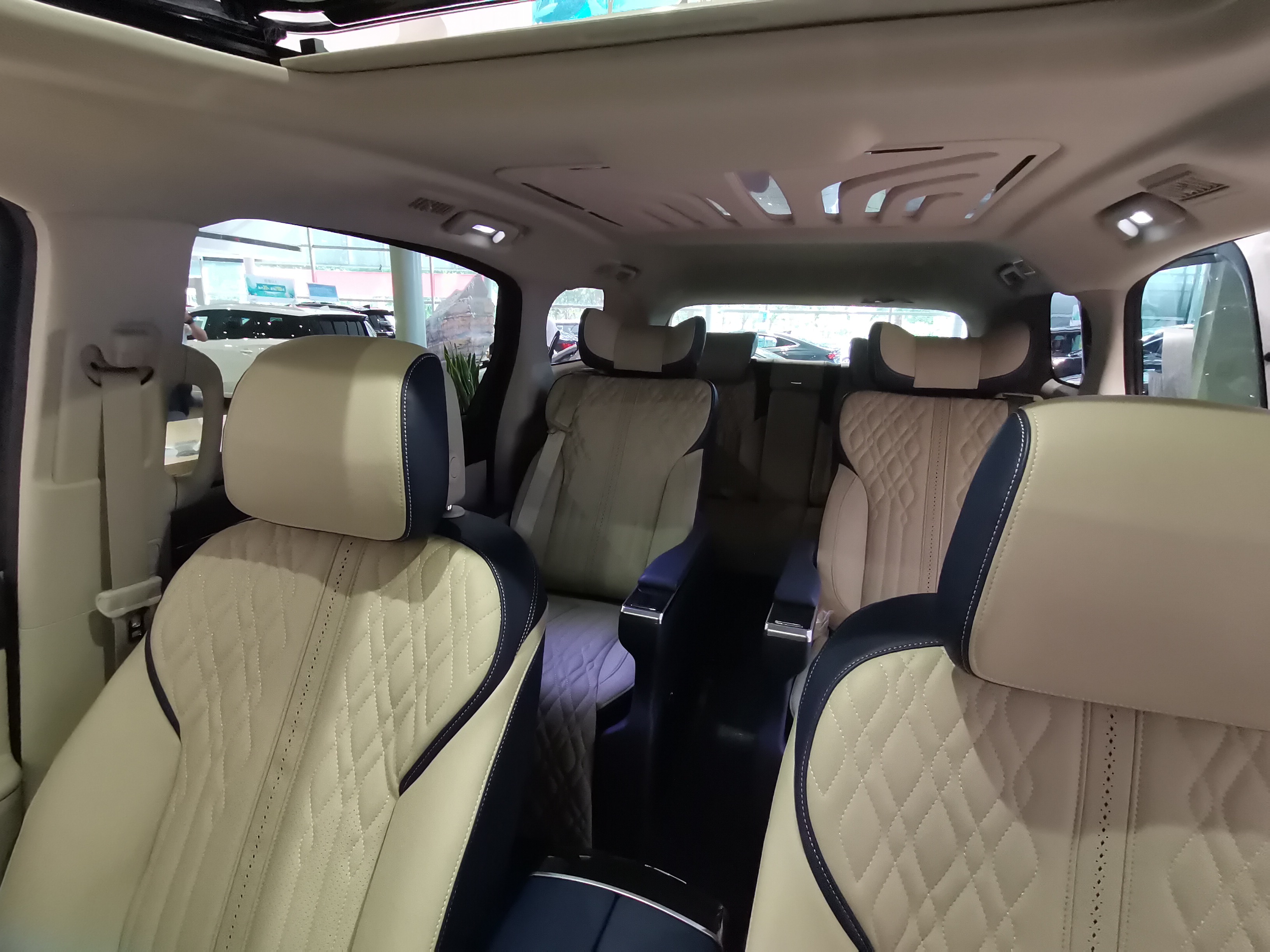 最新款别克gl8商务车陆尊,2022年gl8陆尊