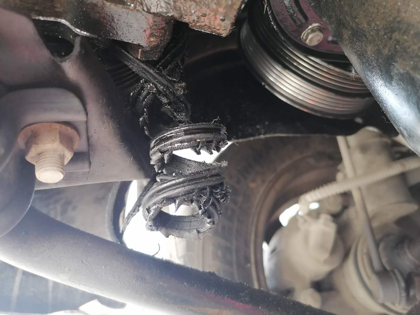 发动机漏油损伤皮带,发动机皮带断裂堵塞油底壳