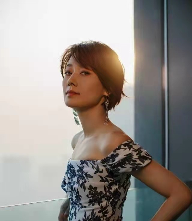 现在流行什么发型好看中年女人,剪什么样的发型适合中年妇女