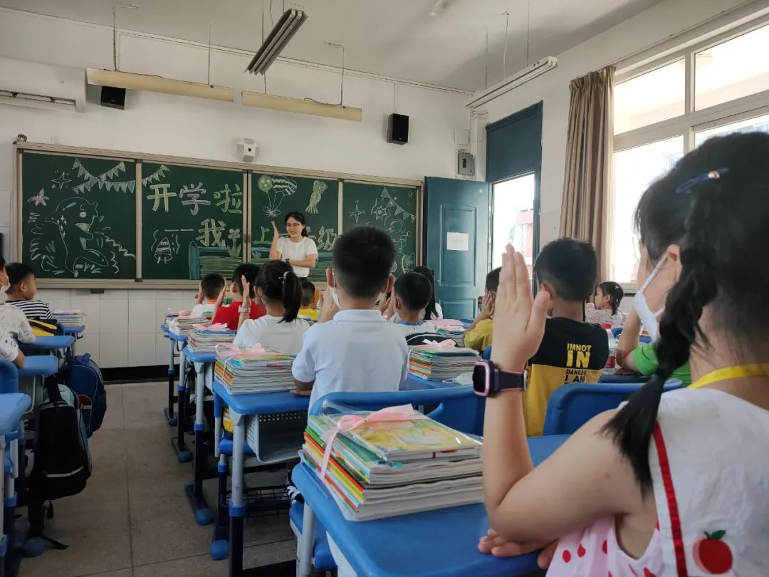 太暖心!新学期教室里这块特殊的黑板,羡慕了多少人